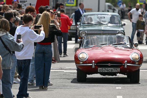 Старт состоялся в полдень, а через 4 часа экипажи уже начали финишировать. Старт состоялся в полдень, а через 4 часа экипажи уже начали финишировать. - Sputnik Казахстан