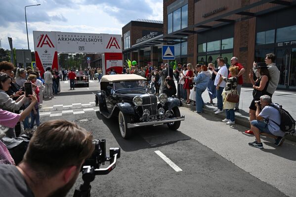 Среди участников - Jaguar SS1 1935 года, который был прародителем всех легендарных спортивных моделей Jaguar, Ford Mustang GT500KR 1968 года - его можно увидеть в фильме "Угнать за 60 секунд", Chevrolet Corvette 1970 года - про него снят целый фильм "Корветт Лето", Citroën DS 21 1968 года, любимый автомобиль Шарля де Голля и Жана-Люка Годара. Среди участников - Jaguar SS1 1935 года, который был прародителем всех легендарных спортивных моделей Jaguar, Ford Mustang GT500KR 1968 года - его можно увидеть в фильме "Угнать за 60 секунд", Chevrolet Corvette 1970 года - про него снят целый фильм "Корветт Лето", Citroën DS 21 1968 года, любимый автомобиль Шарля де Голля и Жана-Люка Годара. - Sputnik Казахстан