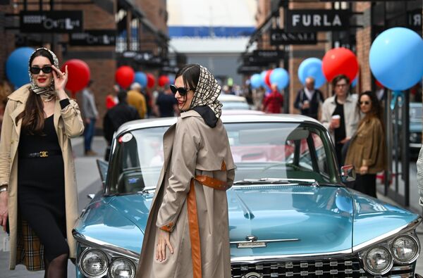 Стильные, утонченные, прекрасные дамы были и среди участниц ретро-гонок. Стильные, утонченные, прекрасные дамы были и среди участниц ретро-гонок. - Sputnik Казахстан