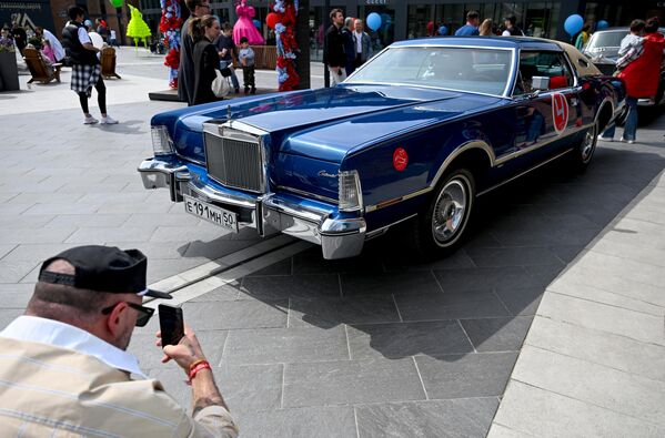 В пробеге приняли участие более сорока экипажей на тщательно восстановленных раритетных автомобилях. В пробеге приняли участие более сорока экипажей на тщательно восстановленных раритетных автомобилях. - Sputnik Казахстан