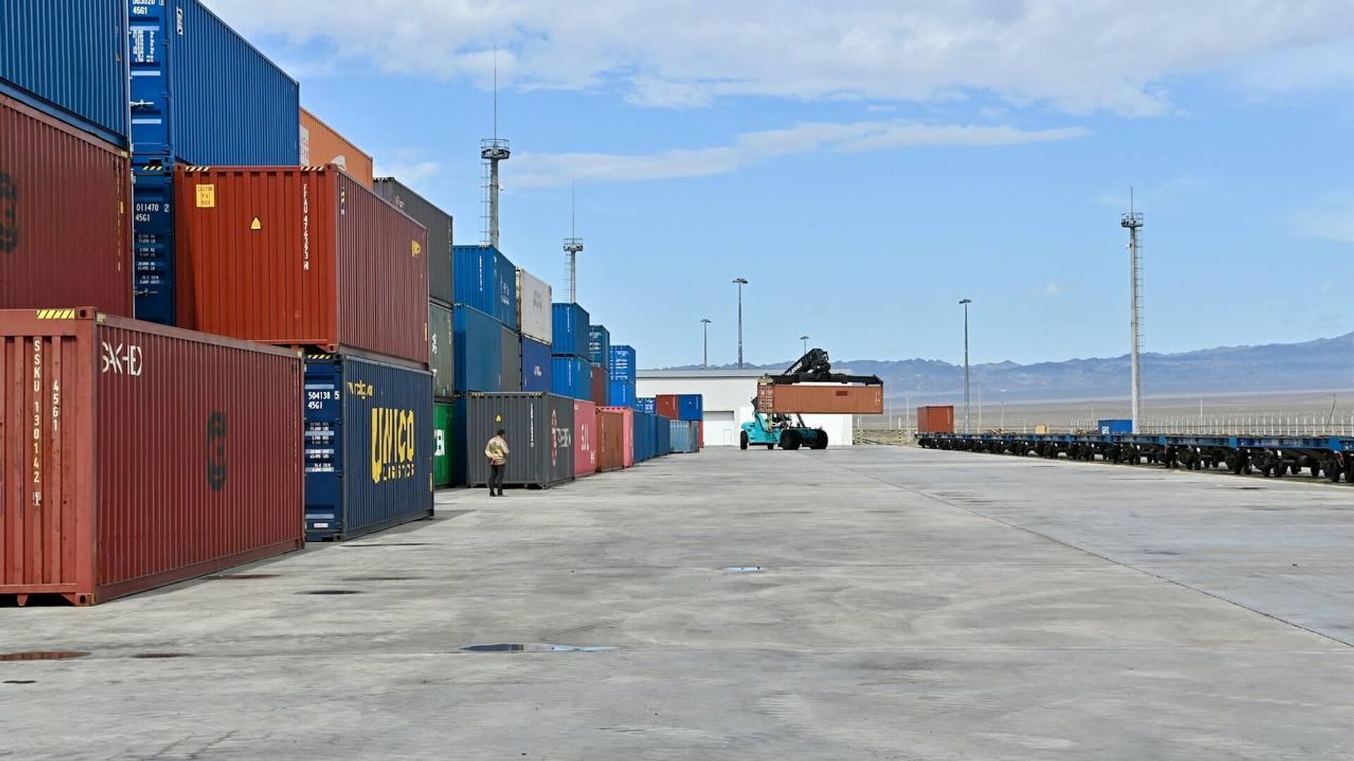 Рабочая поездка вице-премьера Романа Скляра на казахстанско-китайский пункт пропуска Нур Жолы Рабочая поездка вице-премьера Романа Скляра на казахстанско-китайский пункт пропуска Нур Жолы - Sputnik Казахстан, 1920, 22.05.2025