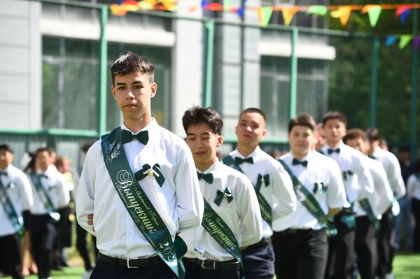 Алматыдағы № 22 мектеп-гимназияда соңғы қоңырау - Sputnik Қазақстан