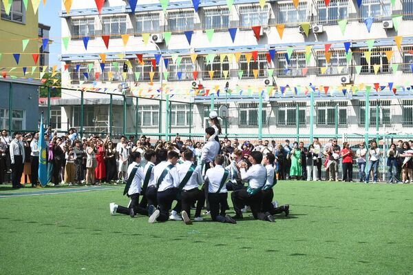 Алматыдағы № 22 мектеп-гимназияда соңғы қоңырау - Sputnik Қазақстан