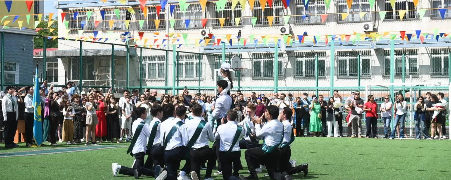 Последний звонок в алматинской школе-гимназии №22 Последний звонок в алматинской школе-гимназии №22 - Sputnik Казахстан, 1920, 24.05.2025