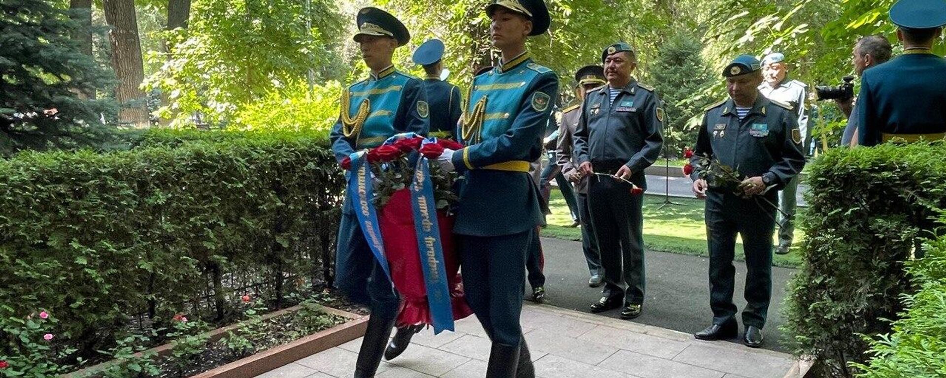 В Алматы отметили 101-летие Героя Советского Союза, первого министра обороны Казахстана Сагадата Нурмагамбетова - Sputnik Казахстан, 1920, 25.05.2025