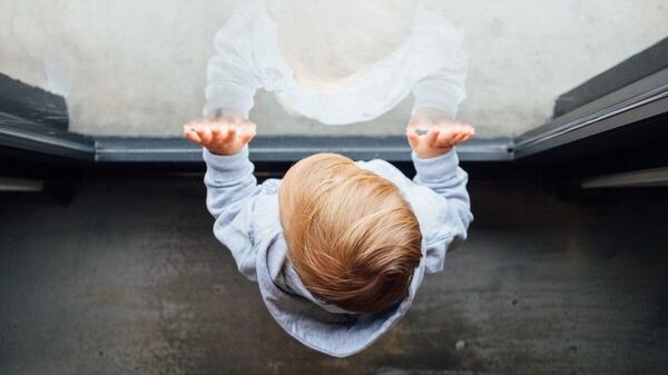 Ребенок у окна - Sputnik Казахстан