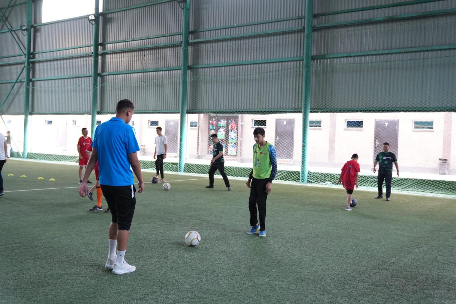 В преддверии Дня защиты детей члены ФК Ордабасы провели мастер-класс по футболу для особенных подростков в Шымкенте  - Sputnik Казахстан, 1920, 27.05.2025