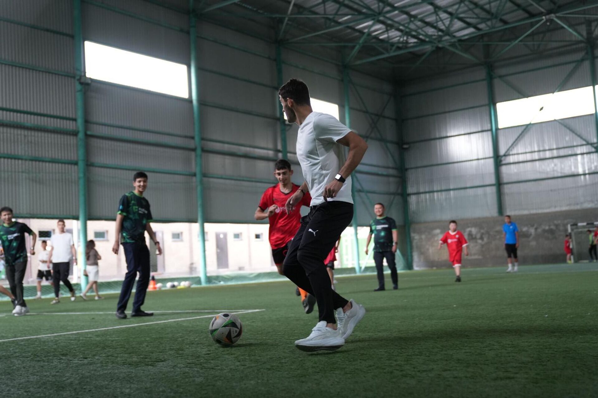 В мастер-классе приняли участие представители фонда Болашақ, игроки профессионального ФК Ордабасы, представители Freedom bank в г. Шымкент, дети с ООП и их родители - Sputnik Казахстан, 1920, 27.05.2025