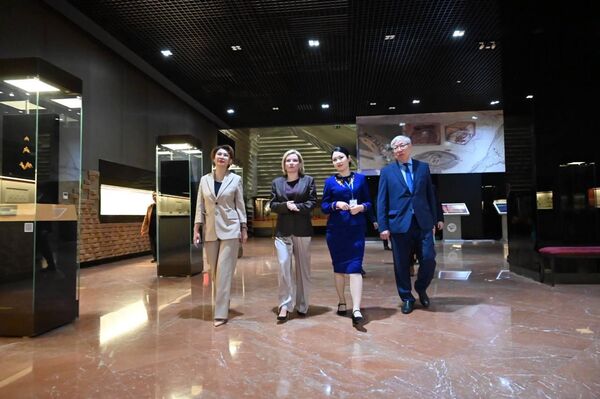 Аида Балаева и Ольга Любимова в Национальном музее Казахстана в Астане - Sputnik Казахстан