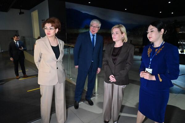 Аида Балаева и Ольга Любимова в Национальном музее Казахстана в Астане - Sputnik Казахстан