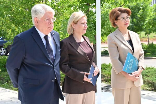 Чрезвычайный и полномочный посол России в Казахстане Алексей Бородавкин, министр культуры России Ольга Любимова, министр культуры Казахстана Аида Балаева (слева направо) на открытии Аллеи вечной дружбы между Казахстаном и Россией - Sputnik Казахстан