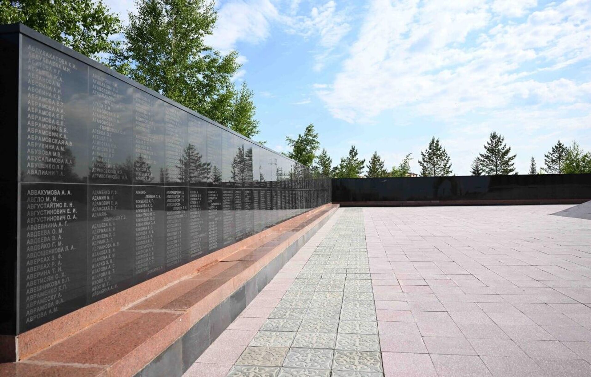 Токаев посетил Музейно-мемориальный комплекс жертв политических репрессий и тоталитаризма АЛЖИР - Sputnik Қазақстан, 1920, 31.05.2025