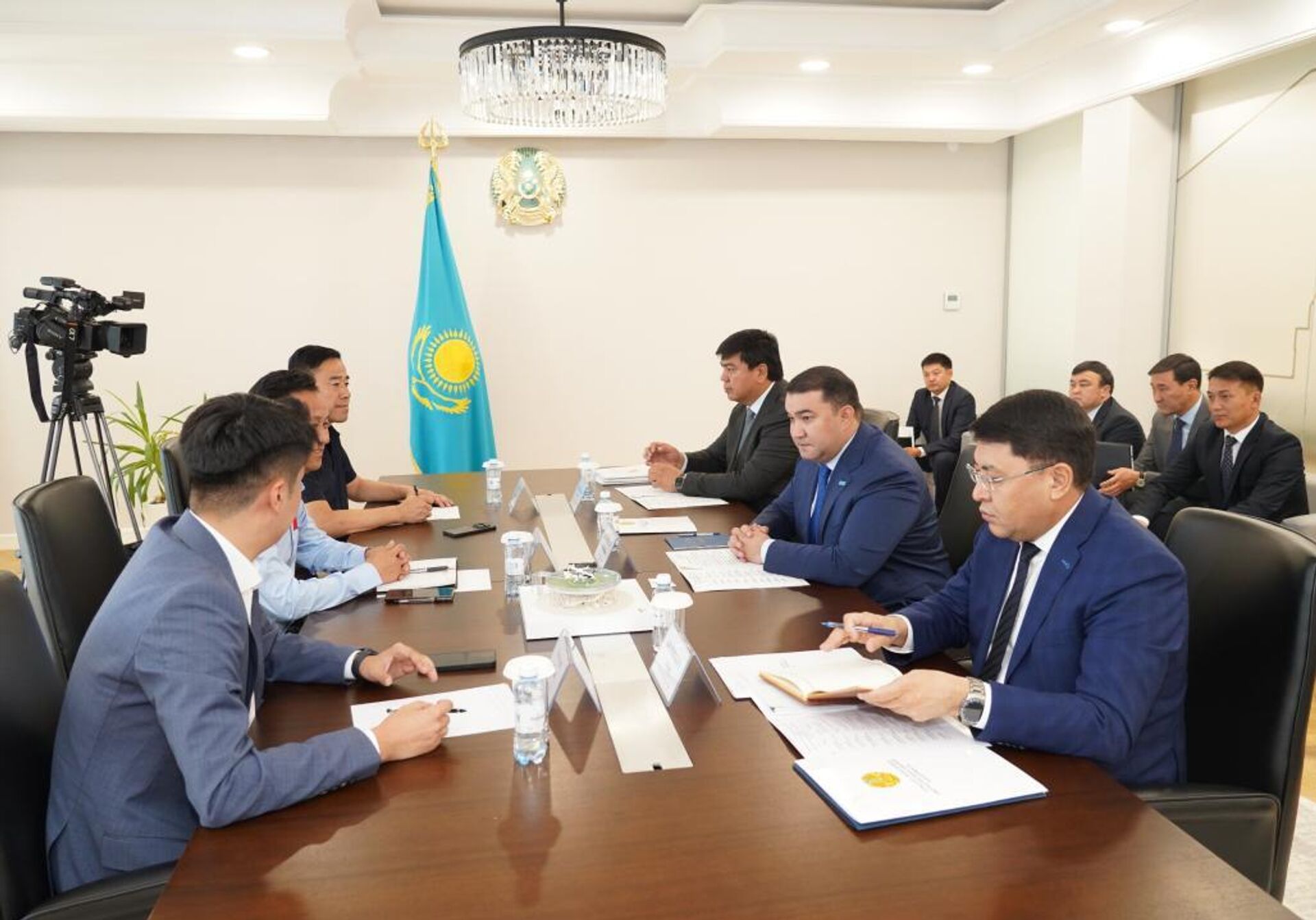 Возможность построить новый завод по производству вертолетов и беспилотников обсудили в Туркестанской области  - Sputnik Казахстан, 1920, 04.06.2025