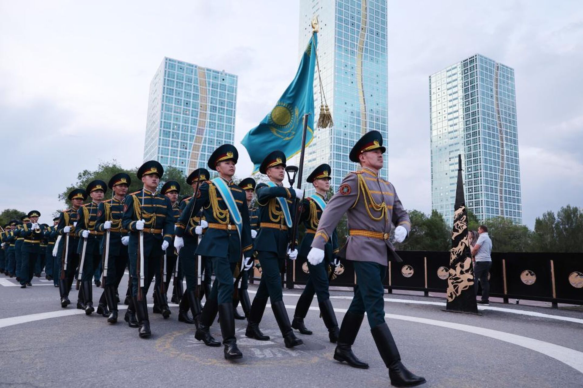 Оркестр Нацгвардии устроил шествие и концерт для жителей Астаны ко Дню госсимволов  - Sputnik Казахстан, 1920, 04.06.2025