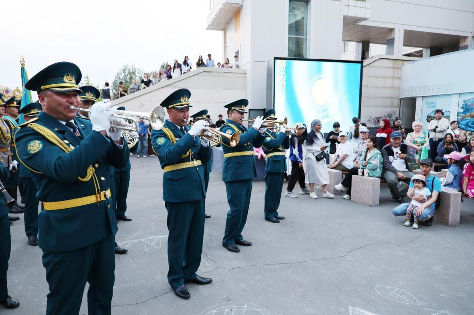 Оркестр Нацгвардии устроил шествие и концерт для жителей Астаны ко Дню госсимволов  - Sputnik Казахстан, 1920, 04.06.2025