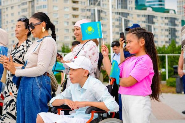 В Астане собрали изображение флага Казахстана из 3 тысяч кубиков Рубика - Sputnik Казахстан