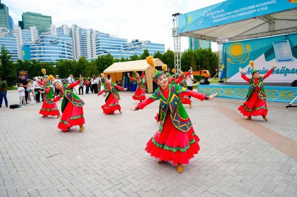 В Астане собрали изображение флага Казахстана из 3 тысяч кубиков Рубика - Sputnik Казахстан