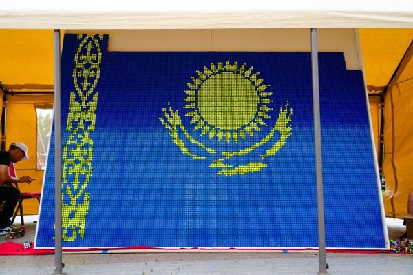 В Астане собрали изображение флага Казахстана из 3 тысяч кубиков Рубика - Sputnik Казахстан