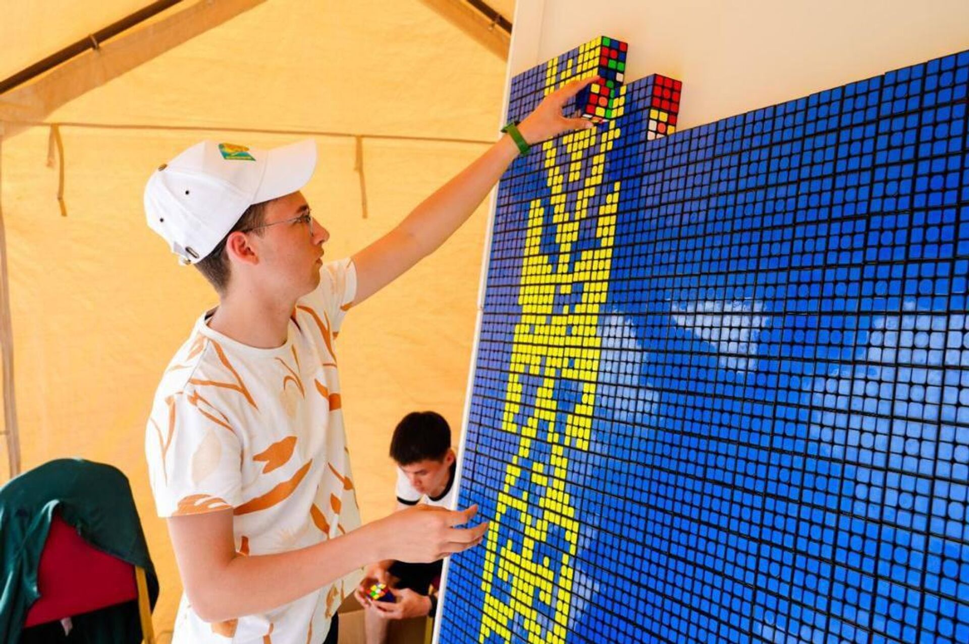 В Астане собрали изображение флага Казахстана из 3 тысяч кубиков Рубика - Sputnik Казахстан, 1920, 04.06.2025