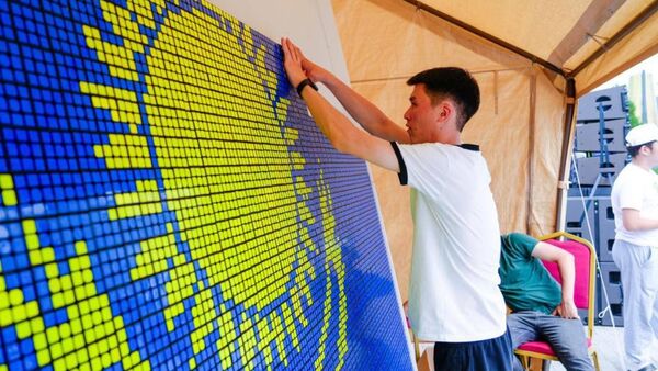 В Астане собрали изображение флага Казахстана из 3 тысяч кубиков Рубика  - Sputnik Казахстан