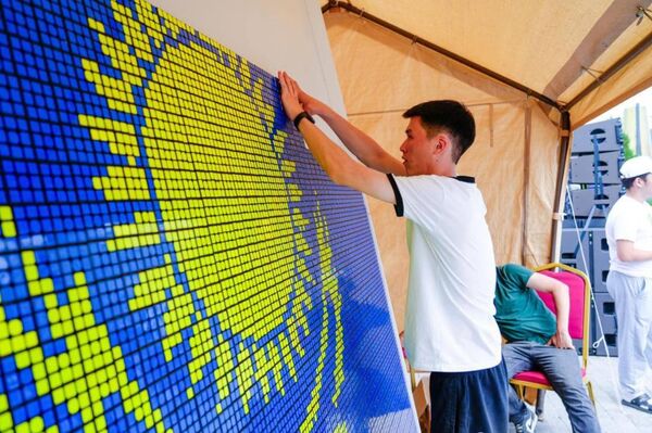 В Астане собрали изображение флага Казахстана из 3 тысяч кубиков Рубика  - Sputnik Казахстан