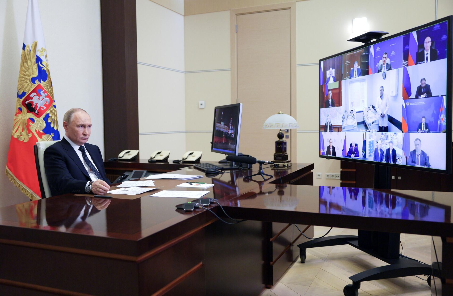 Президент Владимир Путин провел совещание с членами правительства РФ Президент Владимир Путин провел совещание с членами правительства РФ - Sputnik Казахстан, 1920, 04.06.2025