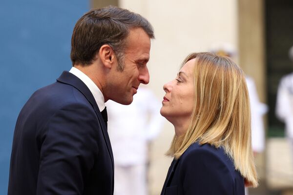 Премьер-министр Италии Джорджия Мелони приветствует президента Французской Республики Эммануэля Макрона в Палаццо Киджи, Италия. - Sputnik Казахстан