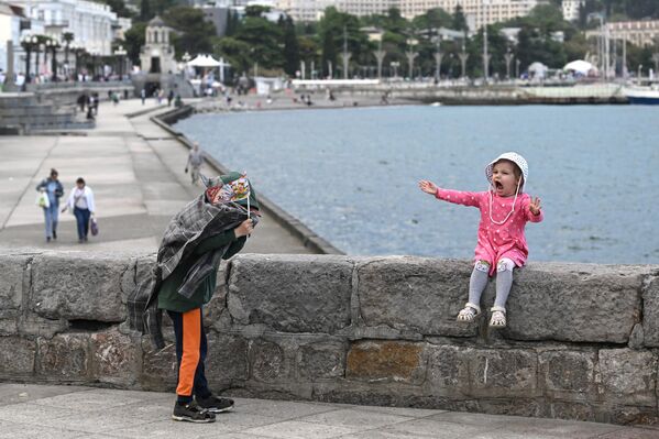 Дети на набережной в Ялте, Крым - Sputnik Казахстан