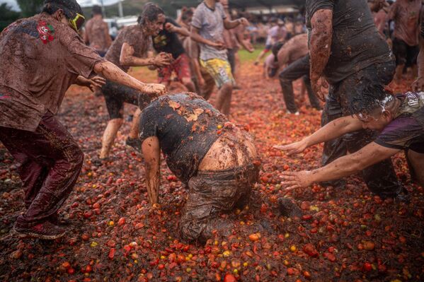 Участники "пормидорных" боёв в Сутамархане, Колумбия.  - Sputnik Казахстан