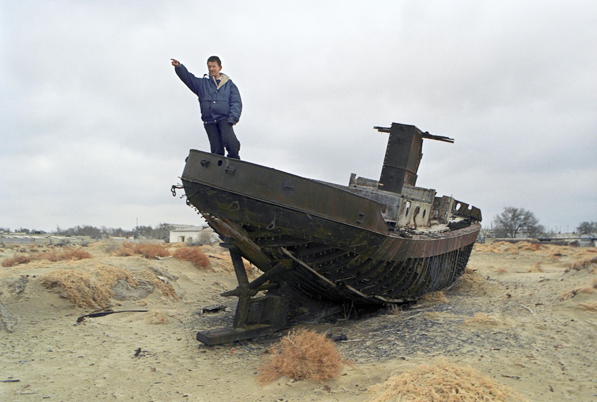 Житель Каракалпакии на месте, где когда-то было Аральское море Житель Каракалпакии на месте, где когда-то было Аральское море - Sputnik Казахстан, 1920, 30.10.2025