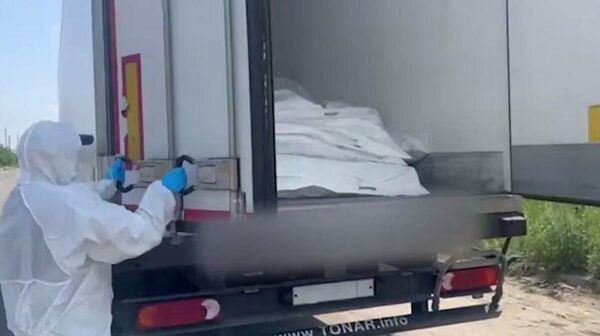 Минобороны России показало рефрижераторы с телами погибших военных ВСУ, которые привезли для передачи Украине - Sputnik Казахстан