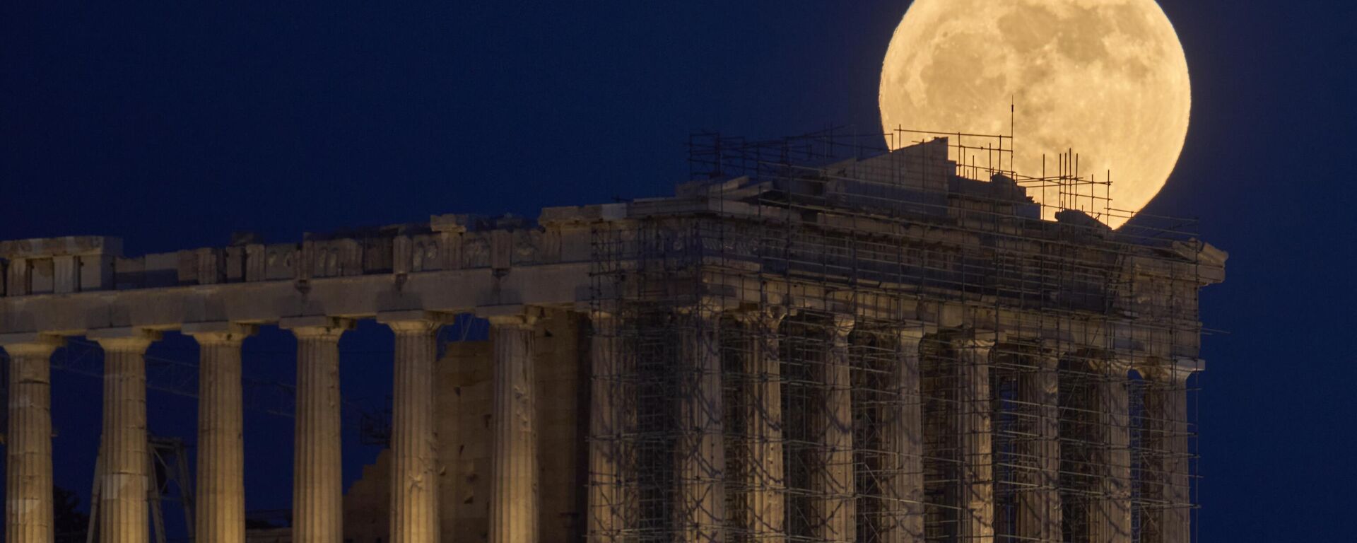 Клубничная Луна над Грецией - Sputnik Казахстан, 1920, 04.12.2025