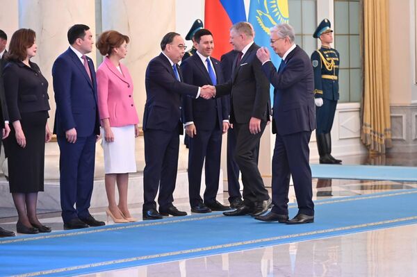 Президент Казахстана Токаев представил премьеру Словакии Фицо казахстанских чиновников в Акорде Президент Казахстана Токаев представил премьеру Словакии Фицо казахстанских чиновников в Акорде - Sputnik Казахстан