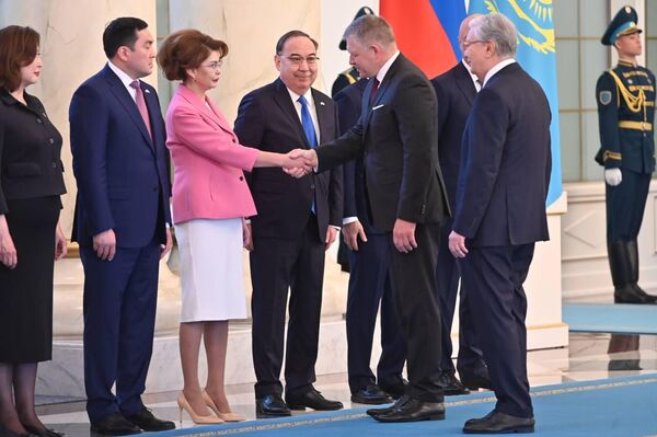 Президент Казахстана Токаев представил премьеру Словакии Фицо казахстанских чиновников в Акорде Президент Казахстана Токаев представил премьеру Словакии Фицо казахстанских чиновников в Акорде - Sputnik Казахстан