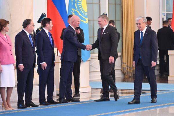 Президент Казахстана Токаев представил премьеру Словакии Фицо казахстанских чиновников в Акорде Президент Казахстана Токаев представил премьеру Словакии Фицо казахстанских чиновников в Акорде - Sputnik Казахстан