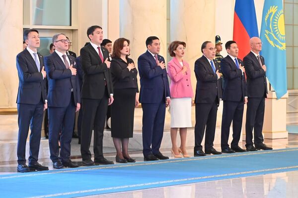 Казахстанские министры во время исполнения гимна в Акорде в ходе визита Фицо Казахстанские министры во время исполнения гимна в Акорде в ходе визита Фицо - Sputnik Казахстан