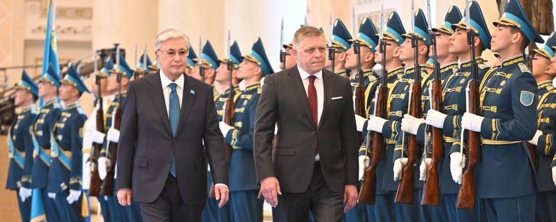 Президент Казахстана Токаев и премьер Словакии Фицо во время исполнения гимна в Акорде - Sputnik Казахстан, 1920, 11.06.2025