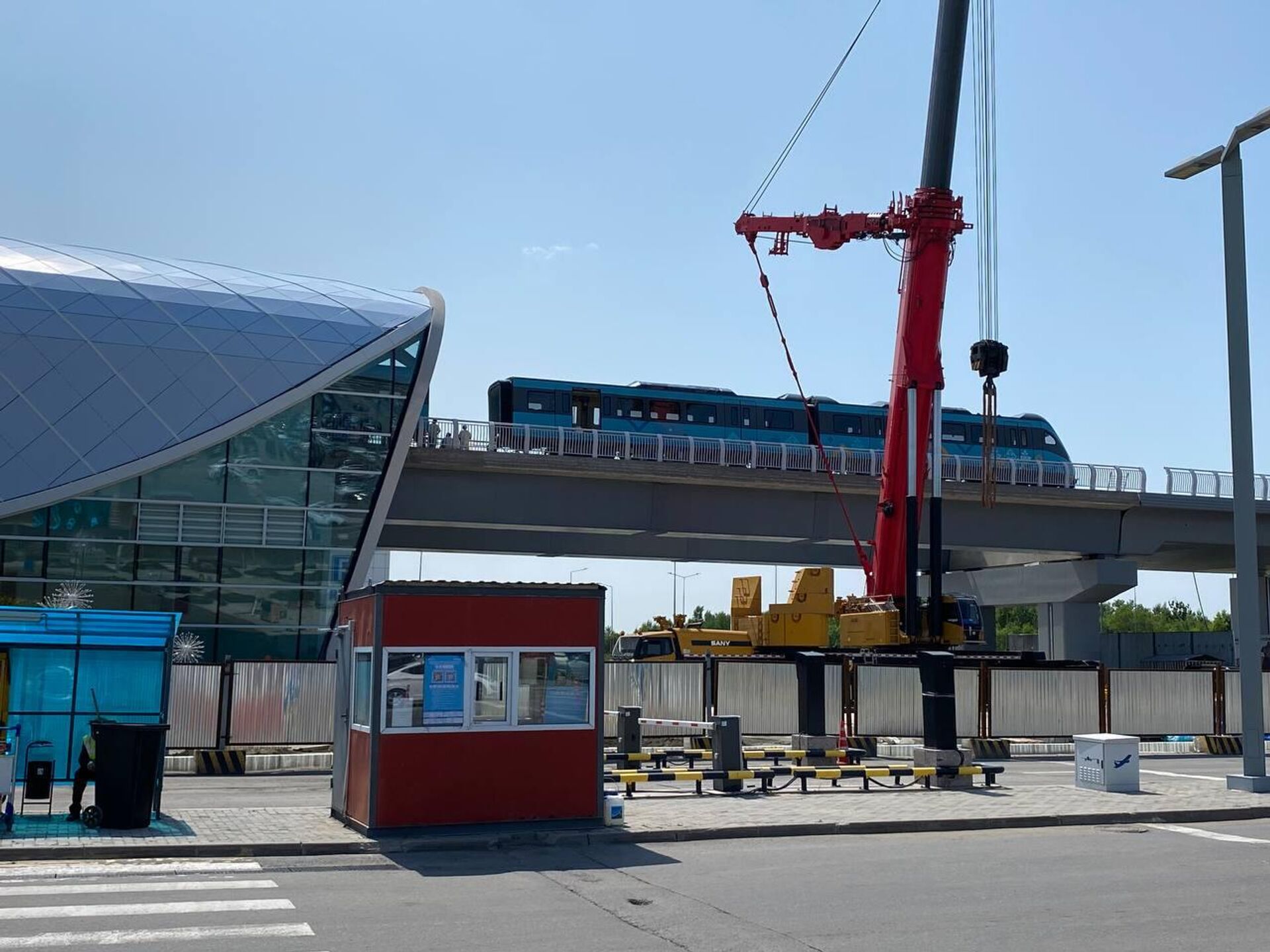 Первые два состава LRT в Астане поставили на рельсы - Sputnik Казахстан, 1920, 11.06.2025