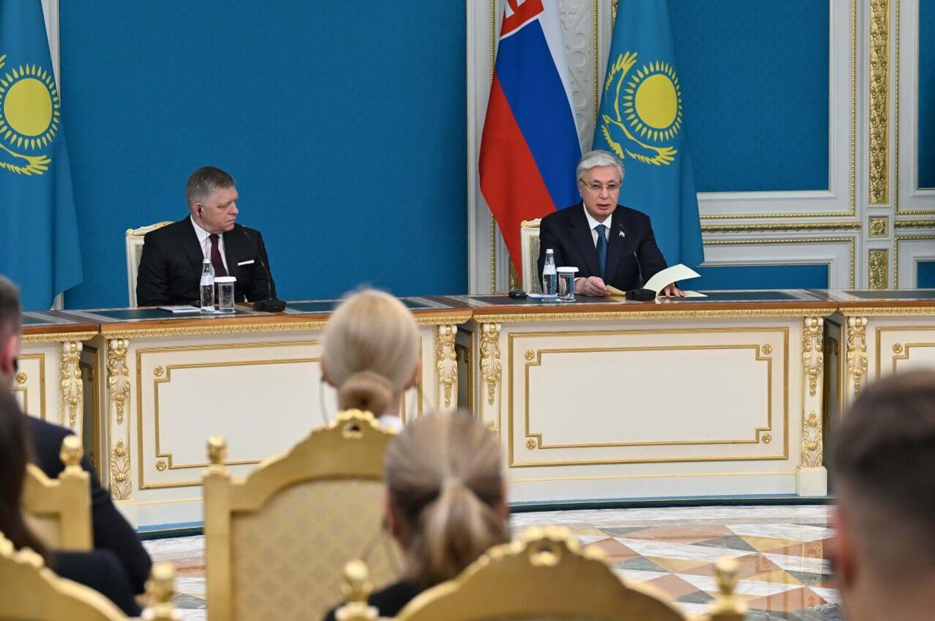 Президент Казахстана Касым-Жомарт Токаев и премьер Сербии Роберт Фицо выступили перед представителями СМИ в Акорде - Sputnik Казахстан, 1920, 11.06.2025