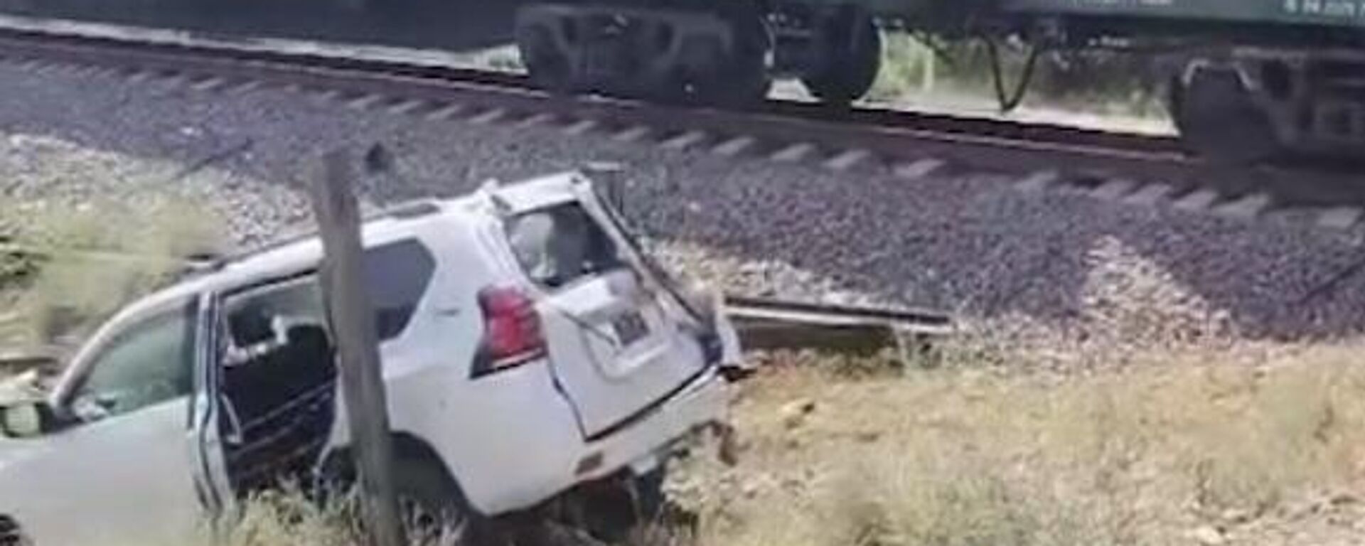  Land Cruiser столкнулся с грузовым поездом на юге Казахстана - Sputnik Қазақстан, 1920, 15.06.2025