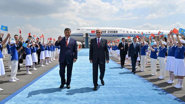 Токаев встретил Си Цзиньпина в аэропорту Астаны - Sputnik Қазақстан