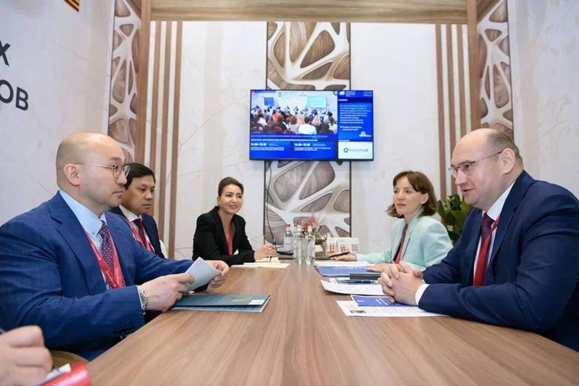 Встреча посла Казахстана в России Даурена Абаева с врио губернатора Оренбургской области Евгением Солнцевым - Sputnik Казахстан, 1920, 19.06.2025