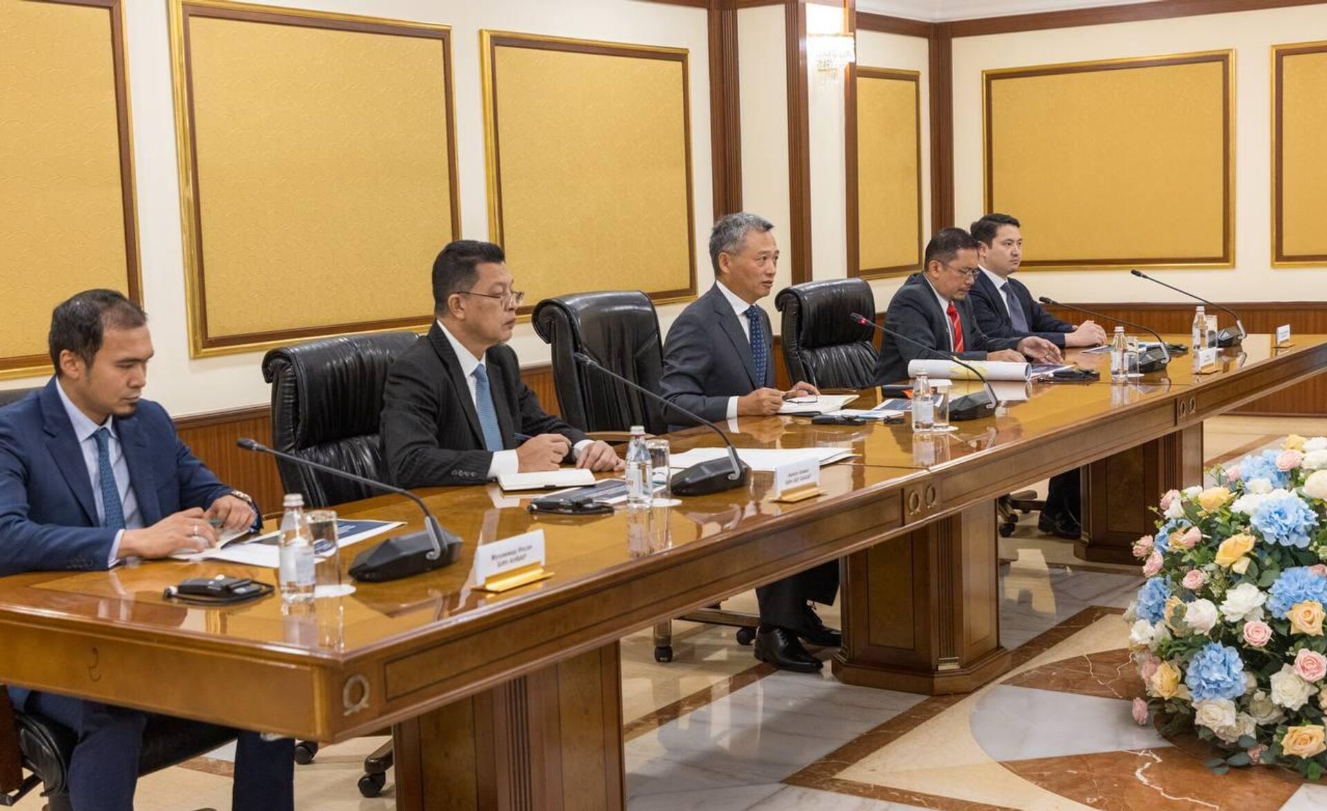 Встреча премьера Казахстана Бектенова с главой малайзийской компании Proton Holdings  - Sputnik Казахстан, 1920, 19.06.2025