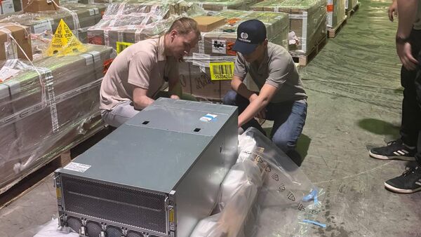 Распаковку суперкомпьютера показал глава Казахтелекома Мусин - Sputnik Қазақстан