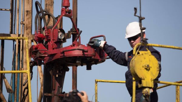 Бурение скважины на месторождении - Sputnik Казахстан