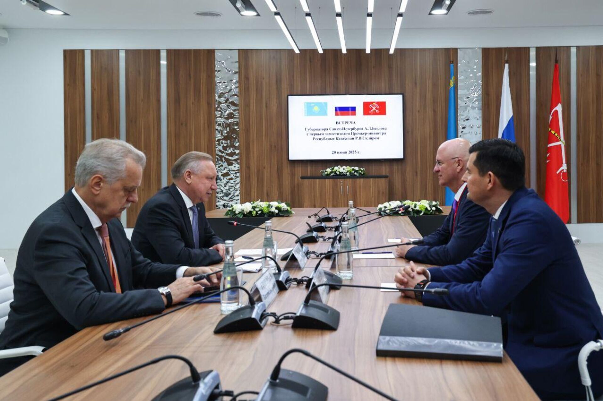 Рабочая встреча губернатора Санкт-Петербурга Александра Беглова и первого зампремьера Казахстана Романа Скляра  - Sputnik Казахстан, 1920, 21.06.2025