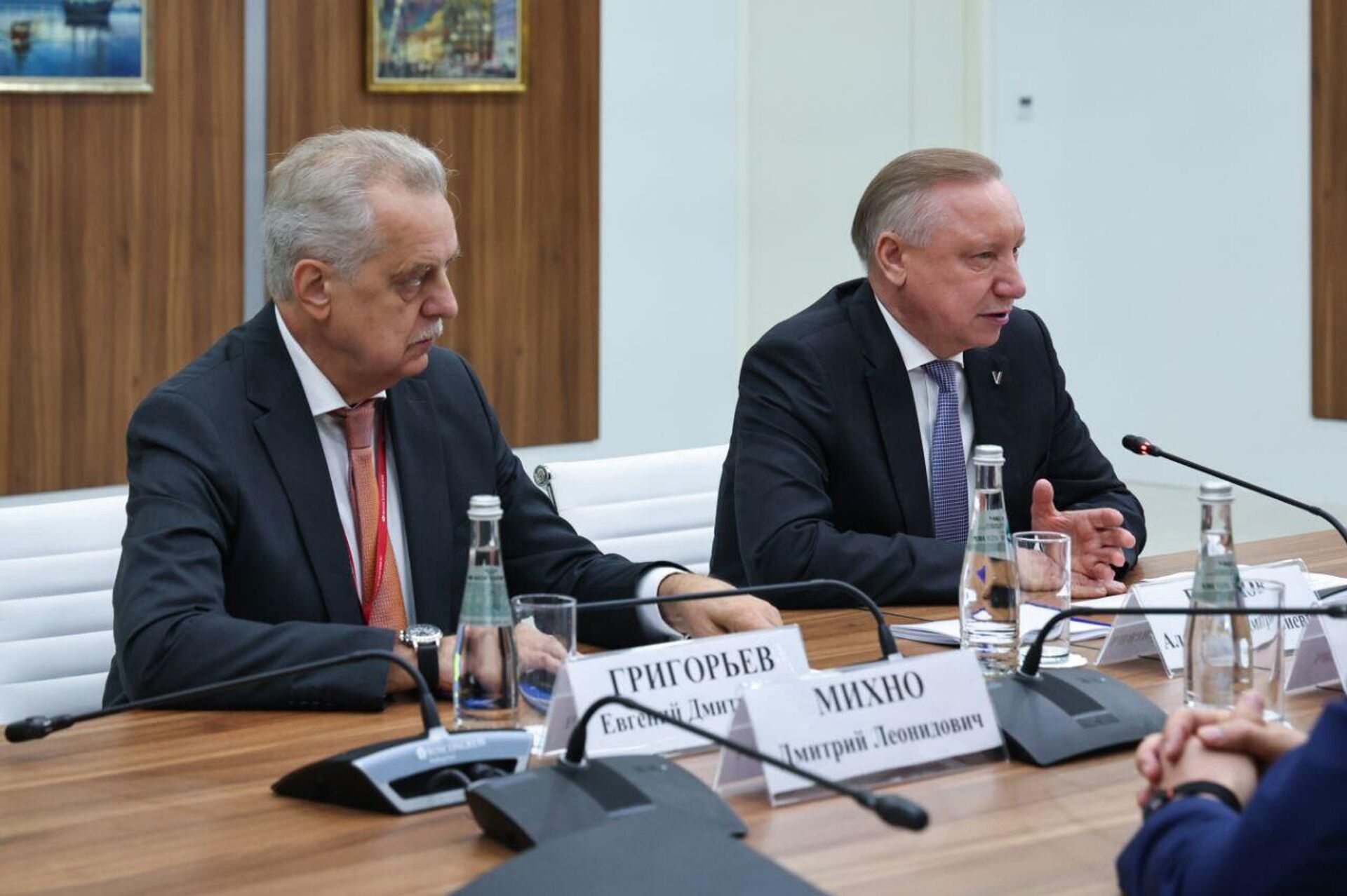 Губернатор Санкт-Петербурга Александр Беглов (справа) - Sputnik Казахстан, 1920, 21.06.2025