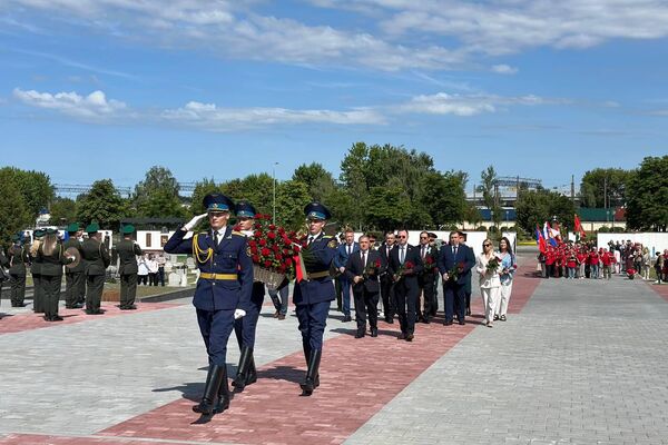 Торжественное открытие мемориальных досок в память о воинах-уроженцах города Казахстана, Москвы, Пензенской области и Удмуртии в Бресте - Sputnik Казахстан
