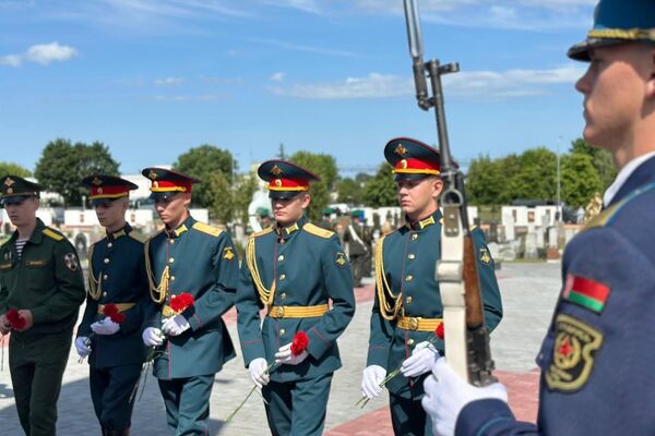 Торжественное открытие мемориальных досок в память о воинах-уроженцах города Казахстана, Москвы, Пензенской области и Удмуртии в Бресте - Sputnik Казахстан