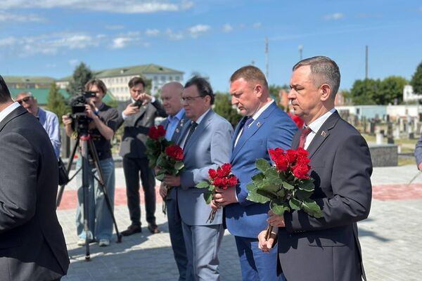 Торжественное открытие мемориальных досок в память о воинах-уроженцах города Казахстана, Москвы, Пензенской области и Удмуртии в Бресте - Sputnik Казахстан